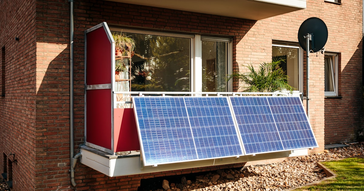 Solarmodule an einem Wohnungsbalkon in der Stadt