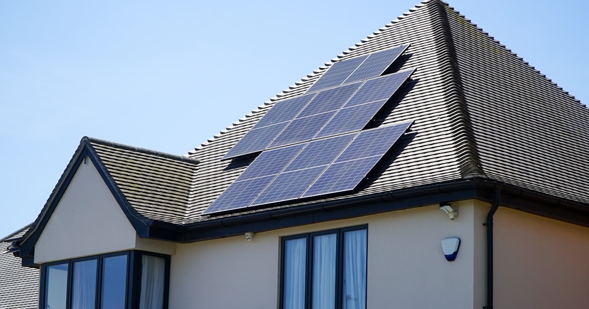 Solaranlage auf dem Dach eines Wohnhauses