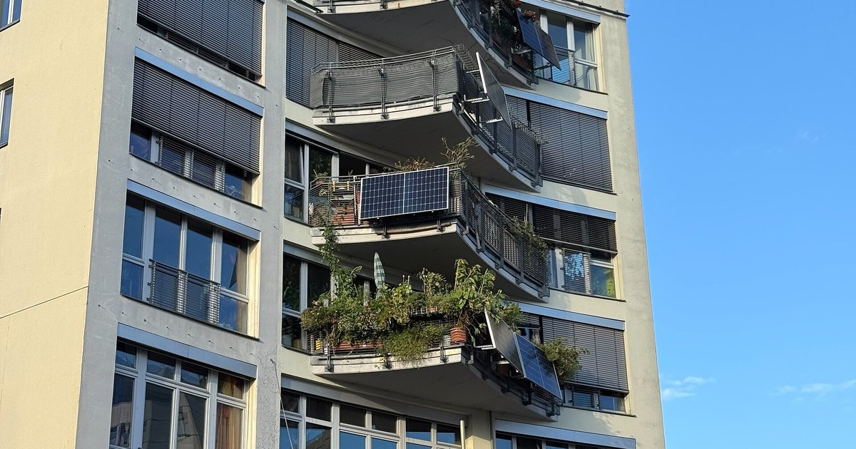 Solarmodule an mehreren Balkonen eines Mehrfamilienhauses