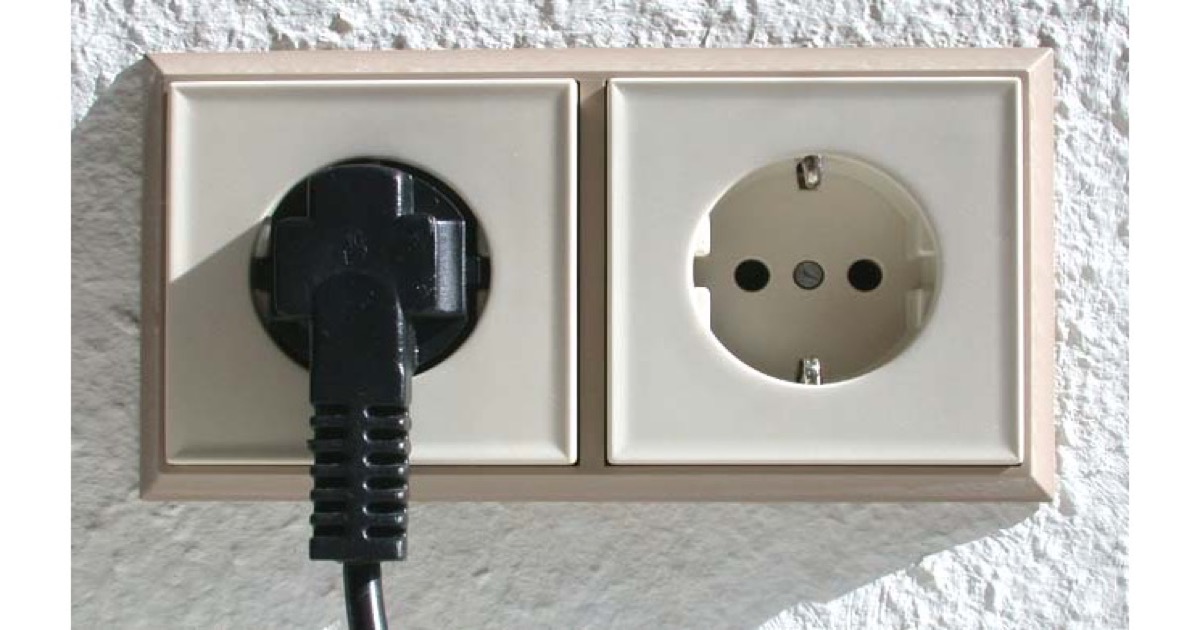 Schuko-Steckdose an einer Hauswand